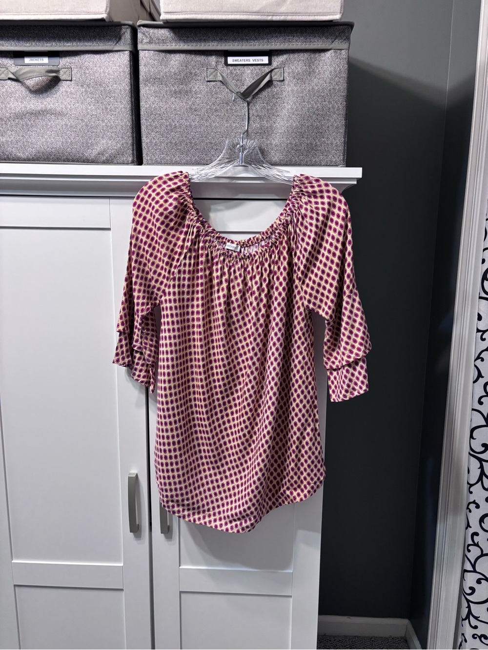 Women’s Off Shoulder Peasant Blouse Tiered Bell Sleeves Geometric Print NWOT 10